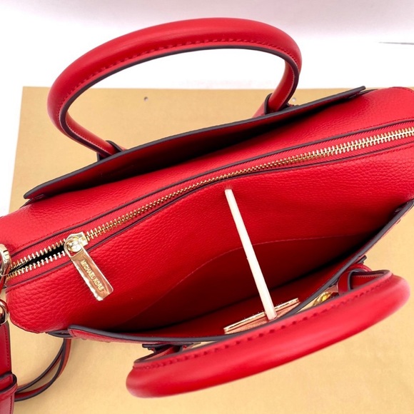 Michael Kors Mercer Medium Belted
Satchel Crossbody and Wallet Set - Picture 4 of 14